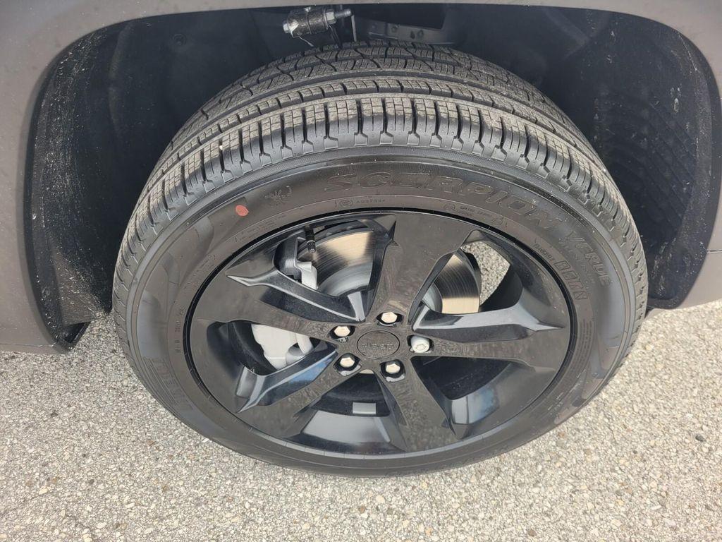 new 2025 Jeep Grand Cherokee car, priced at $41,992