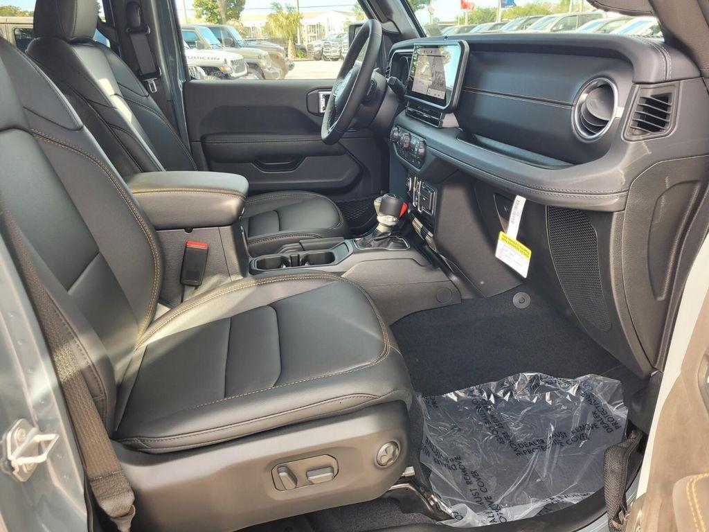 new 2025 Jeep Gladiator car, priced at $43,001