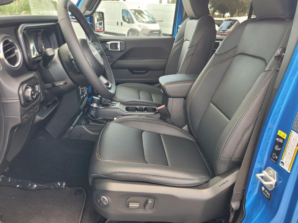 new 2025 Jeep Gladiator car, priced at $43,001