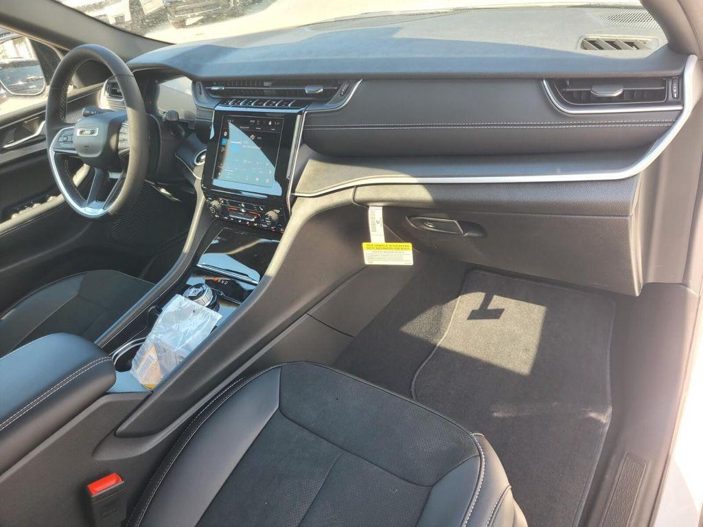 new 2025 Jeep Grand Cherokee car, priced at $38,801