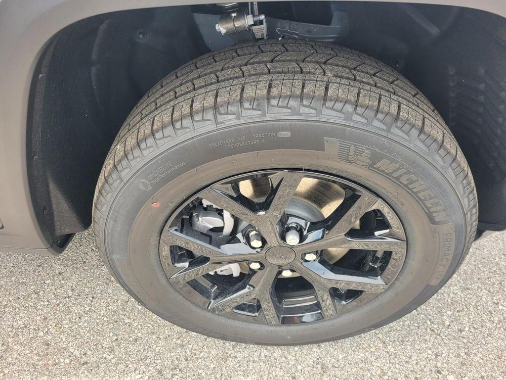 new 2025 Jeep Grand Cherokee L car, priced at $40,923