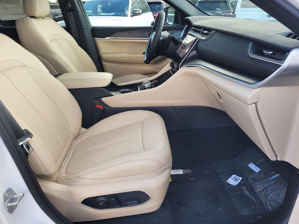 new 2025 Jeep Grand Cherokee car, priced at $44,154