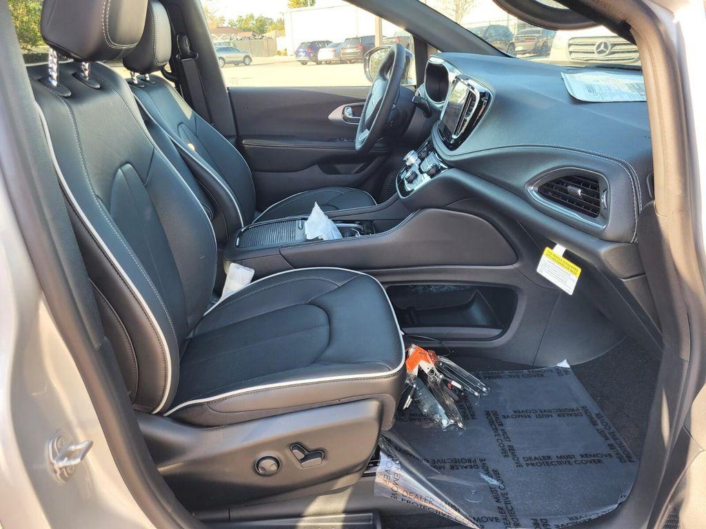 new 2026 Chrysler Pacifica car, priced at $47,763