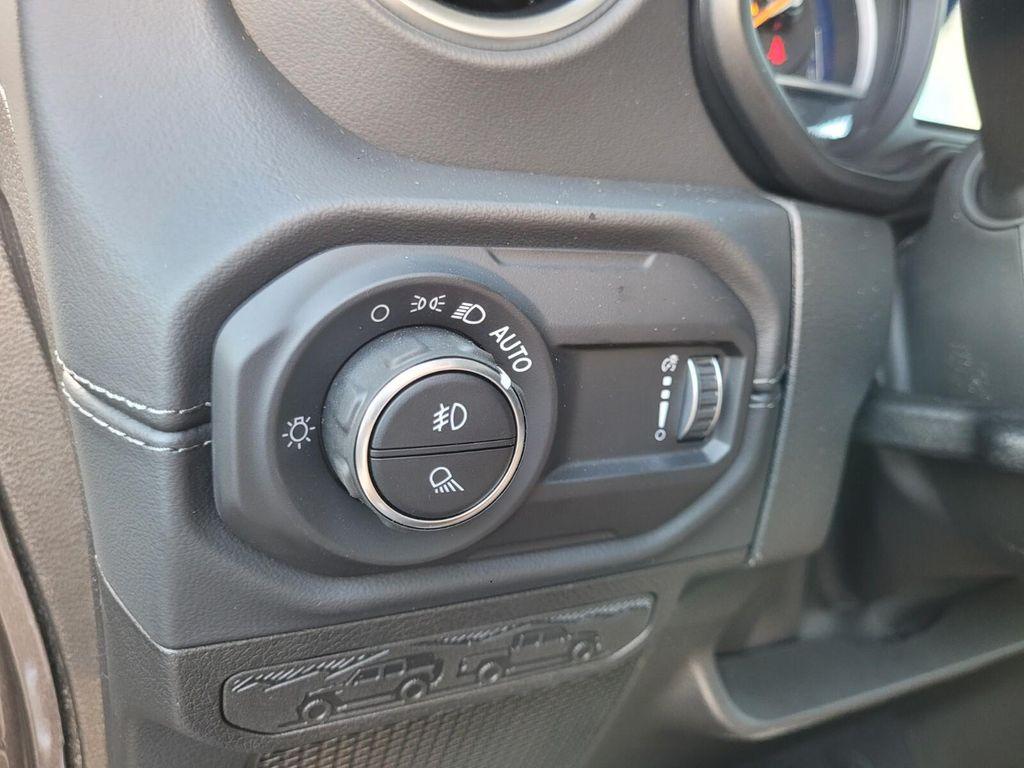 new 2025 Jeep Gladiator car, priced at $43,001