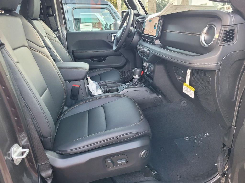 new 2025 Jeep Gladiator car, priced at $43,001