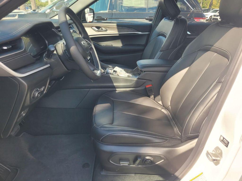 new 2025 Jeep Grand Cherokee car, priced at $40,897