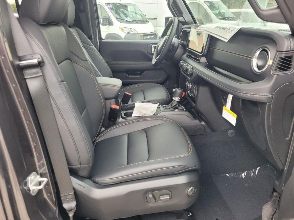 new 2025 Jeep Gladiator car, priced at $42,681