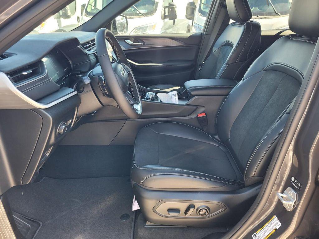 new 2025 Jeep Grand Cherokee car, priced at $40,691