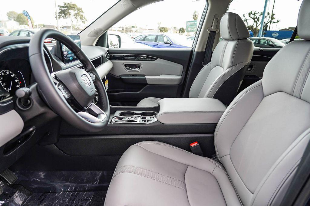 new 2025 Honda Pilot car, priced at $45,405