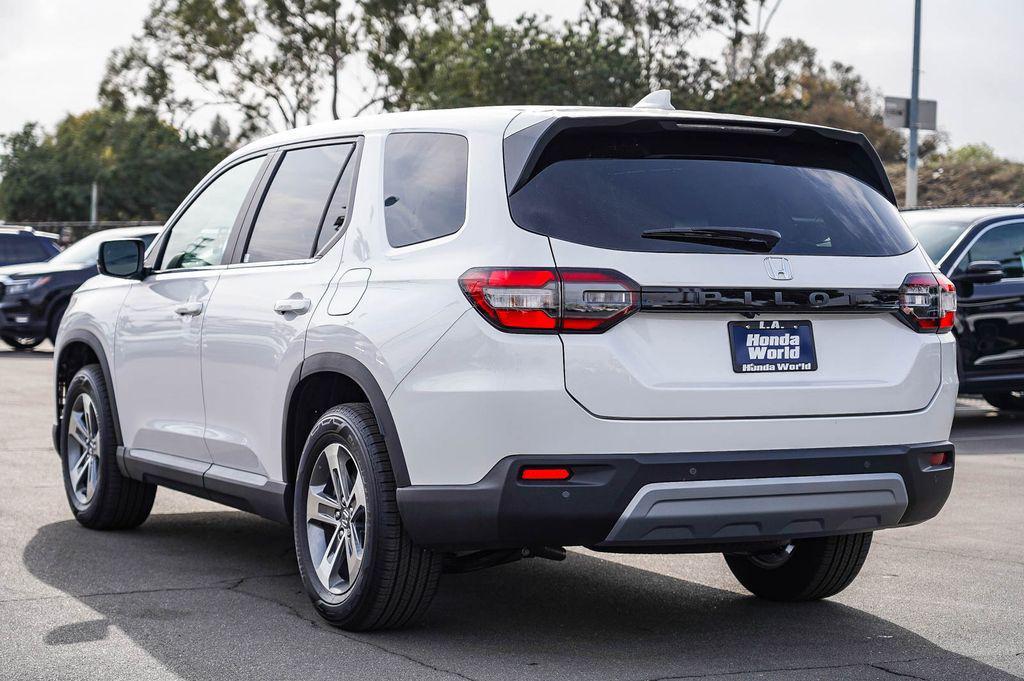 new 2025 Honda Pilot car, priced at $45,405