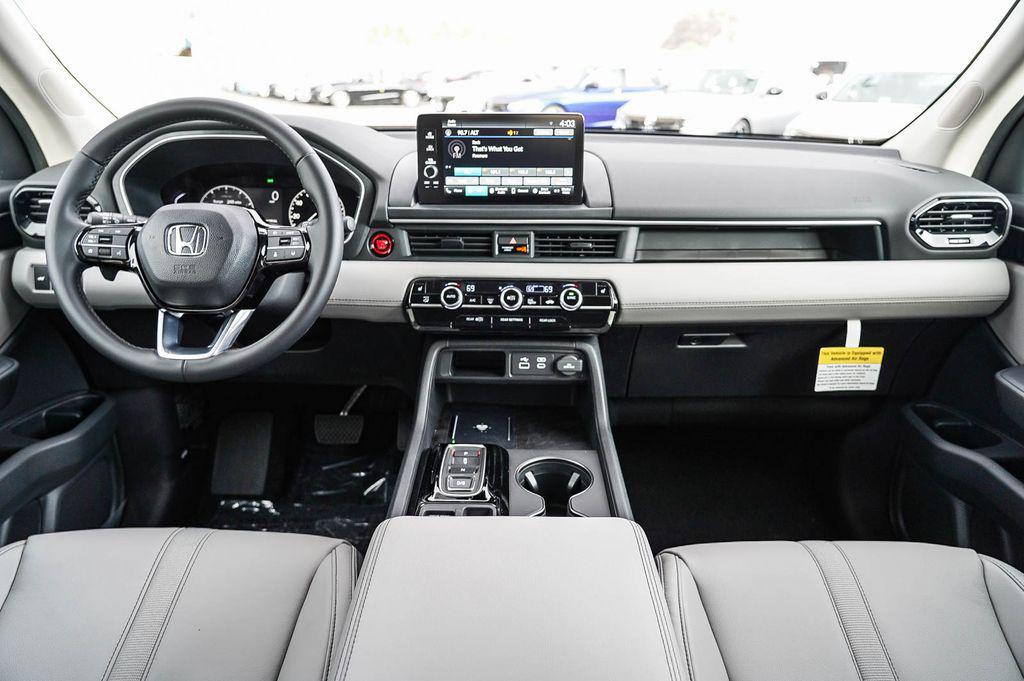 new 2025 Honda Pilot car, priced at $45,405
