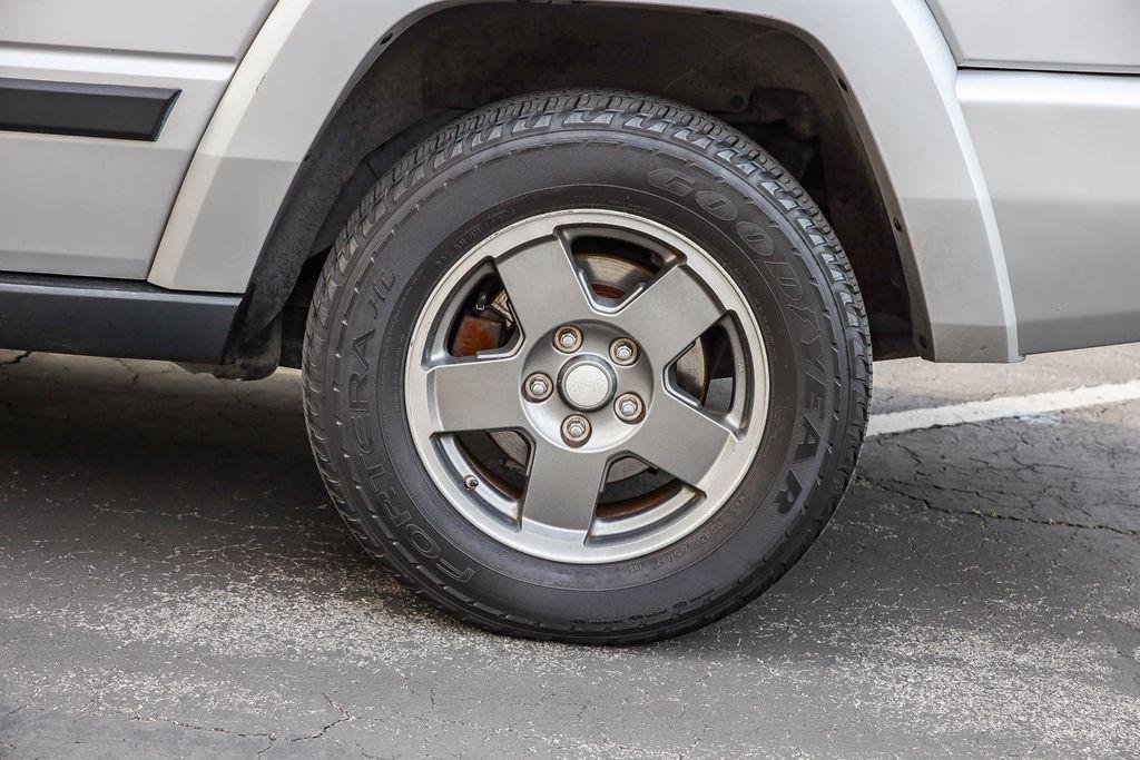 used 2006 Jeep Commander car, priced at $7,995