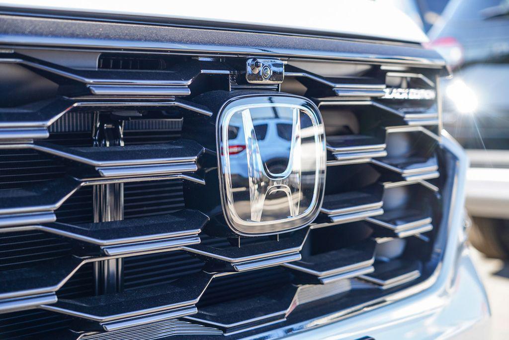 new 2025 Honda Pilot car, priced at $57,215