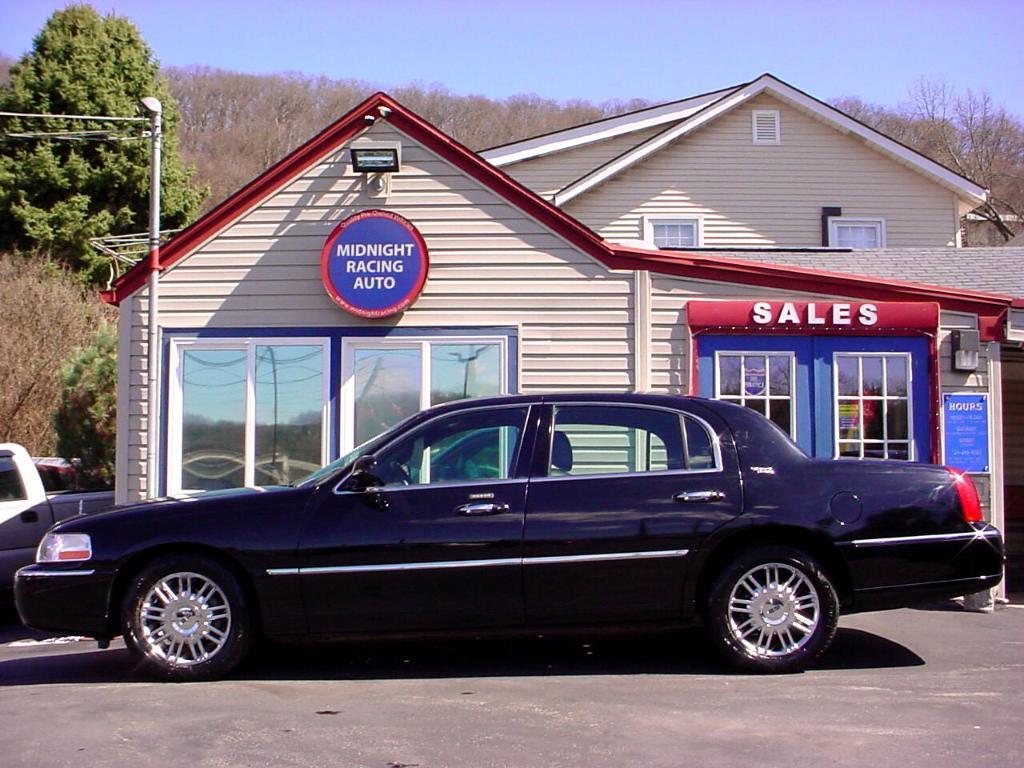 used 2010 Lincoln Town Car car, priced at $8,950