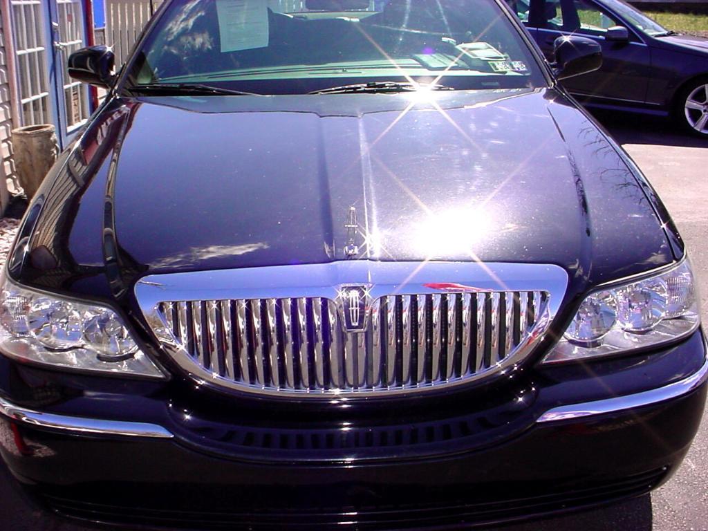 used 2010 Lincoln Town Car car, priced at $8,950