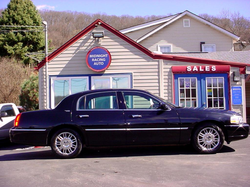 used 2010 Lincoln Town Car car, priced at $8,950