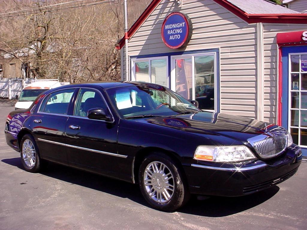 used 2010 Lincoln Town Car car, priced at $8,950