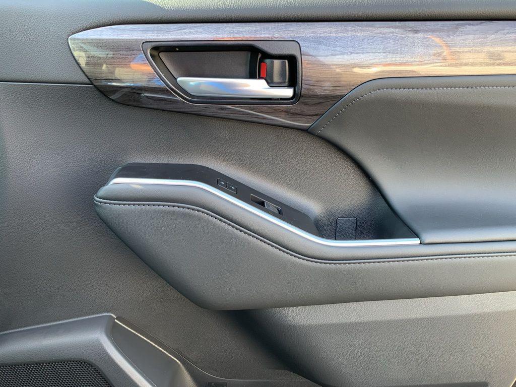 new 2025 Toyota Highlander car, priced at $50,357