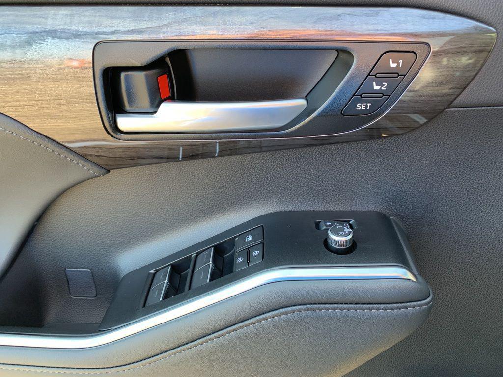 new 2025 Toyota Highlander car, priced at $50,357