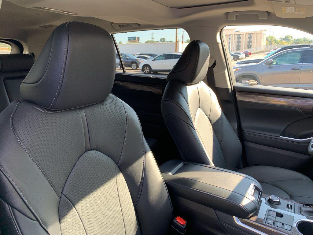new 2025 Toyota Highlander car, priced at $50,357