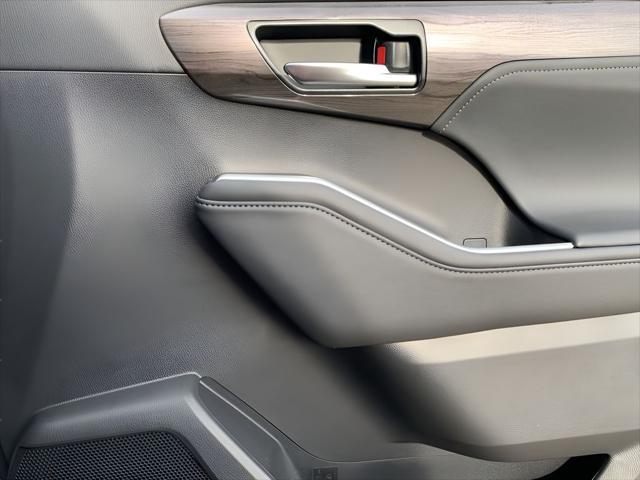 new 2025 Toyota Highlander car, priced at $55,761