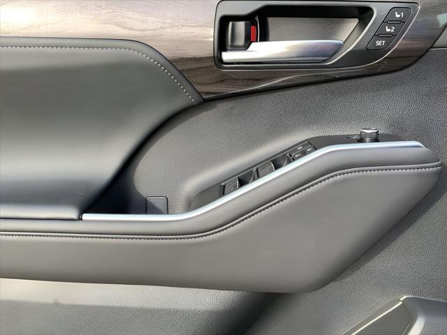 new 2025 Toyota Highlander car, priced at $55,761