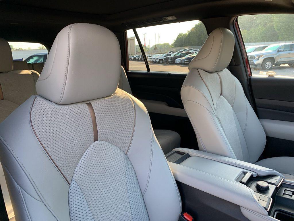 new 2025 Toyota Grand Highlander Hybrid car, priced at $62,553