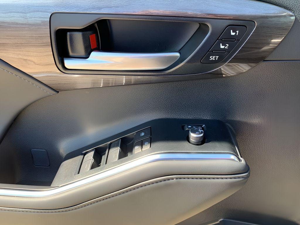 new 2025 Toyota Highlander car, priced at $51,002