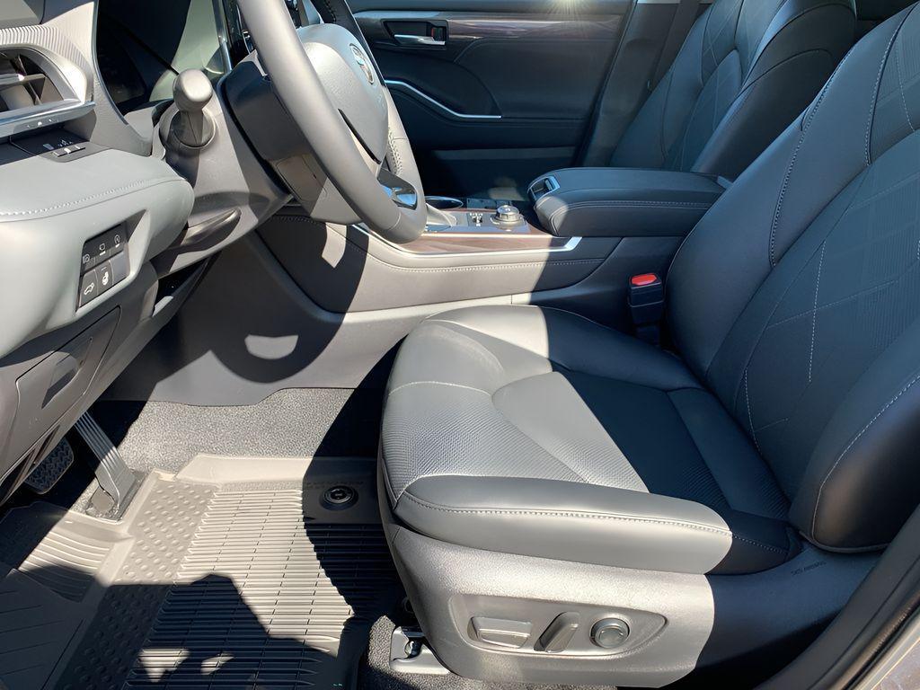 new 2025 Toyota Highlander car, priced at $51,002