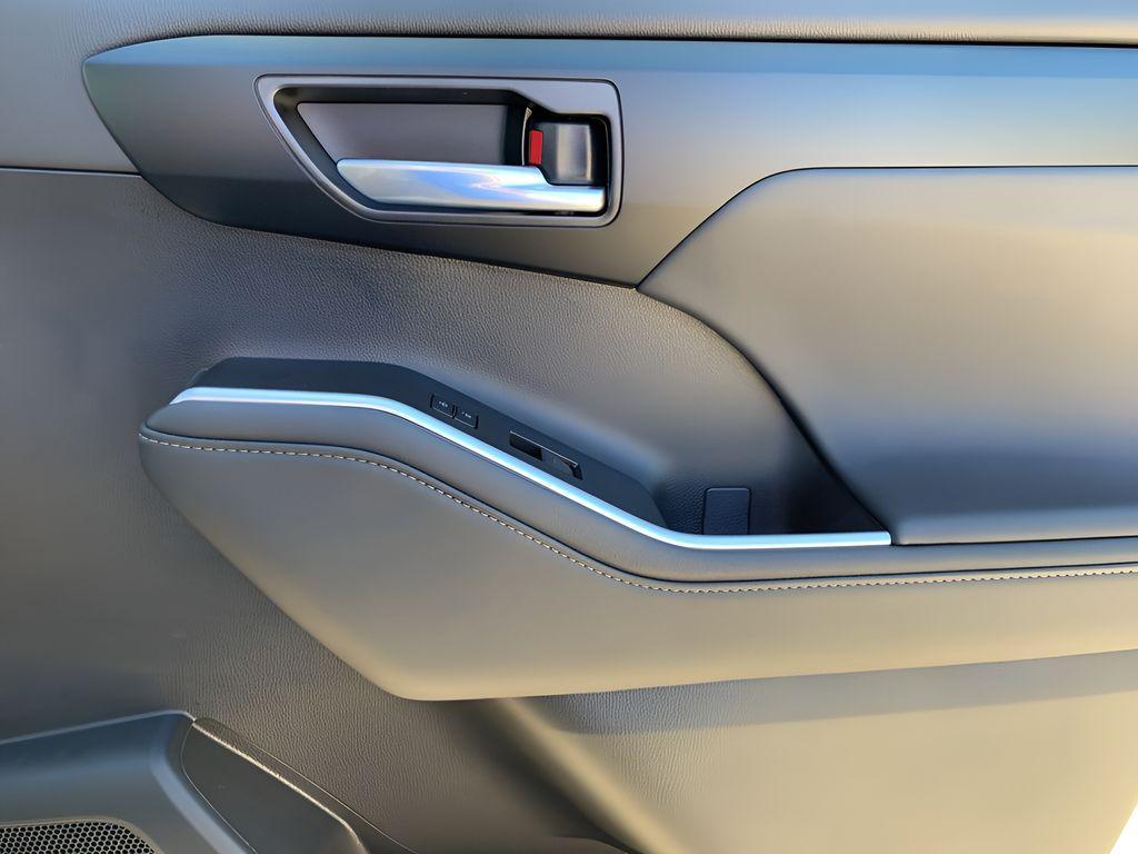 new 2025 Toyota Highlander Hybrid car, priced at $51,917
