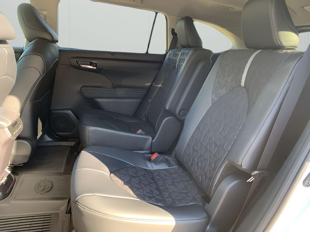 new 2025 Toyota Highlander Hybrid car, priced at $51,917
