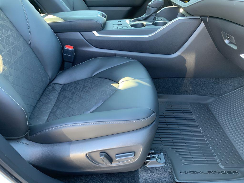 new 2025 Toyota Highlander Hybrid car, priced at $51,917