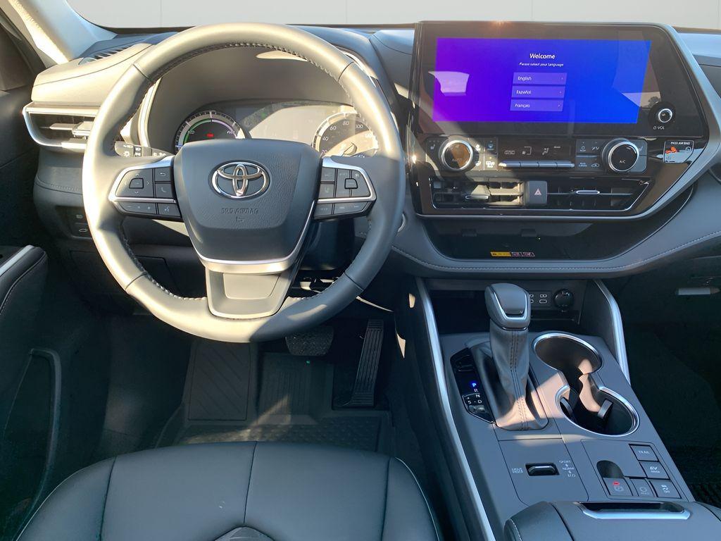 new 2025 Toyota Highlander Hybrid car, priced at $51,917