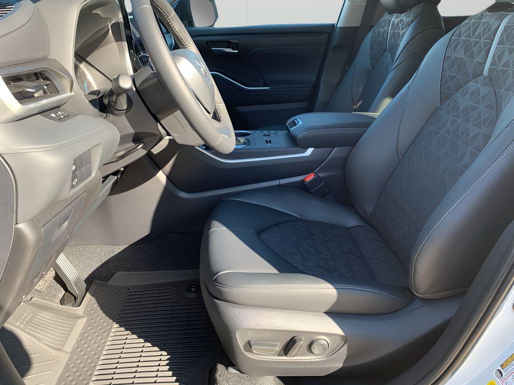new 2025 Toyota Highlander Hybrid car, priced at $51,917