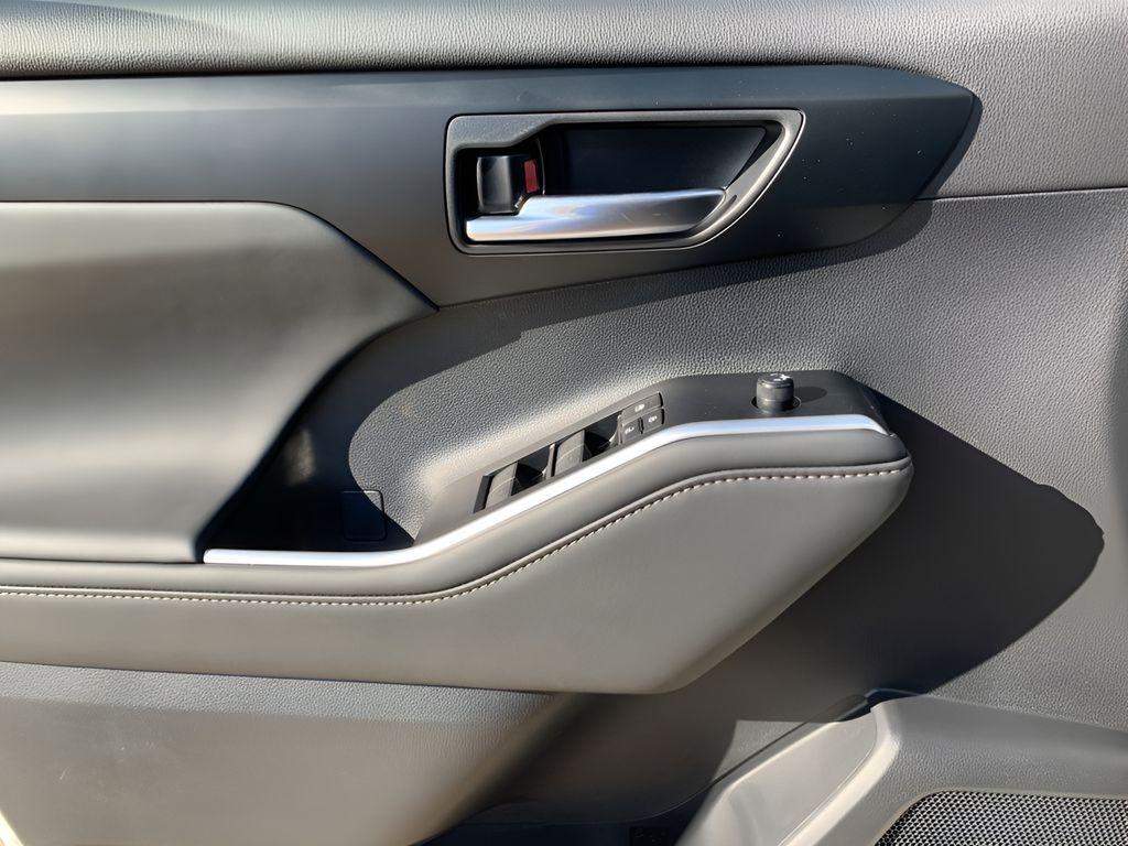 new 2025 Toyota Highlander Hybrid car, priced at $51,917