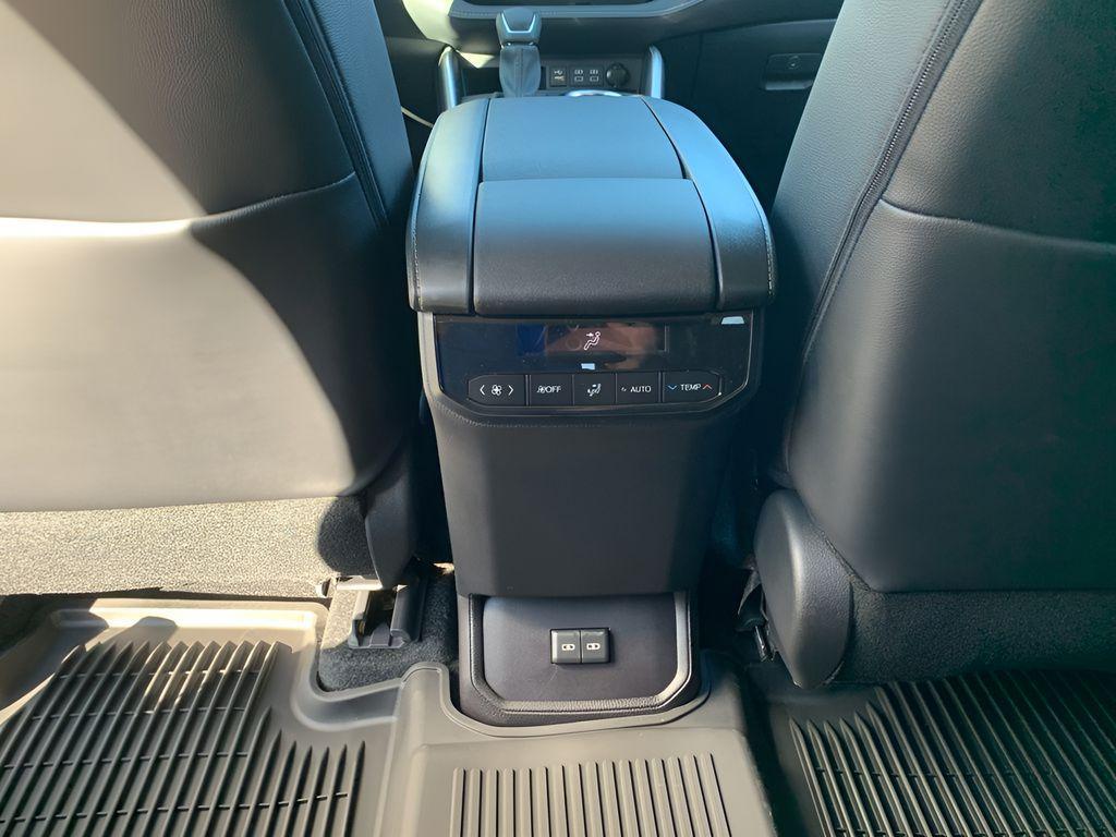 new 2025 Toyota Highlander Hybrid car, priced at $51,917
