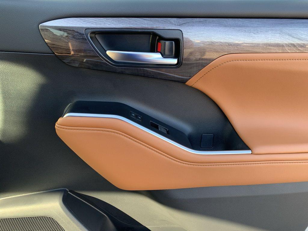 new 2025 Toyota Highlander car, priced at $54,598