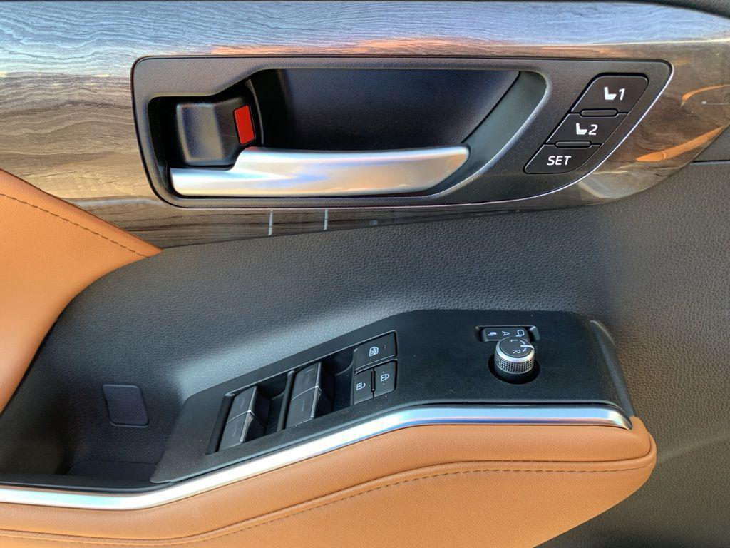 new 2025 Toyota Highlander car, priced at $54,598