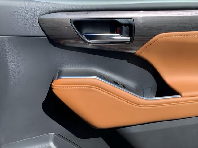 new 2025 Toyota Highlander car, priced at $54,553
