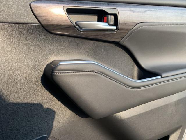 new 2025 Toyota Highlander Hybrid car, priced at $57,322