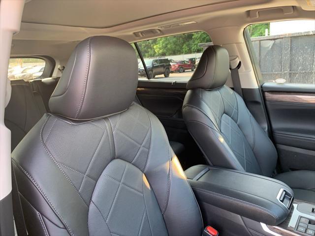 new 2025 Toyota Highlander Hybrid car, priced at $57,322