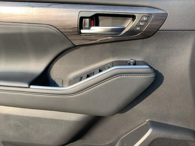 new 2025 Toyota Highlander Hybrid car, priced at $57,322