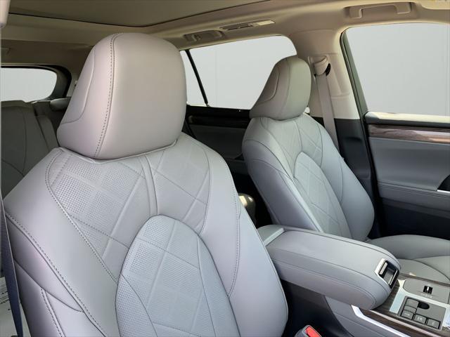 new 2025 Toyota Highlander Hybrid car, priced at $56,278