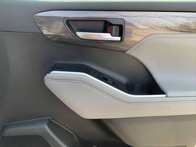 new 2025 Toyota Highlander Hybrid car, priced at $56,278