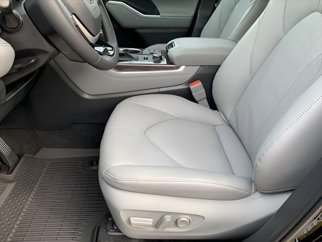 new 2025 Toyota Highlander car, priced at $53,692
