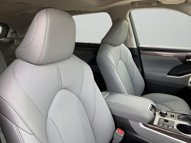 new 2025 Toyota Highlander car, priced at $53,692