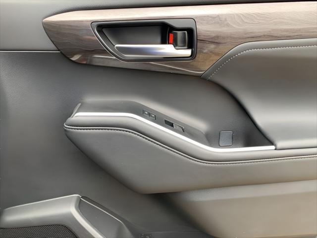 new 2025 Toyota Highlander car, priced at $55,707