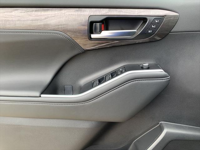new 2025 Toyota Highlander car, priced at $54,923