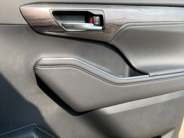 new 2025 Toyota Highlander Hybrid car, priced at $58,211