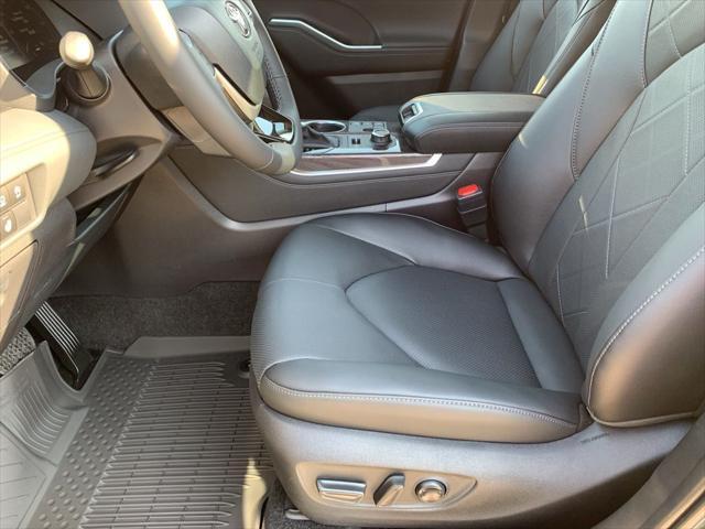 new 2025 Toyota Highlander car, priced at $55,546